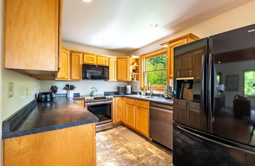 Jefferson House | Mountain Views, Hot Tub near Hiking, Ski & Santa's Village