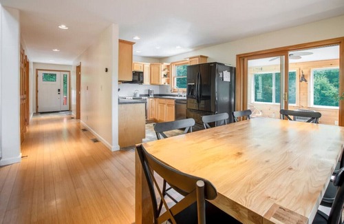Jefferson House | Mountain Views, Hot Tub near Hiking, Ski & Santa's Village