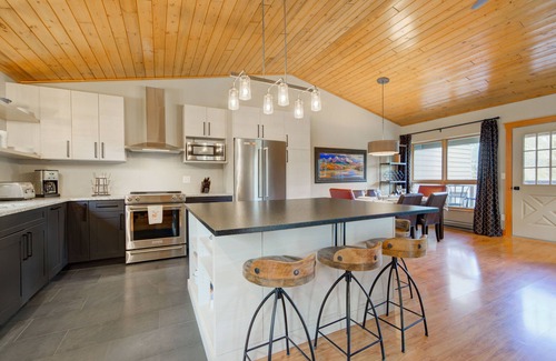 Big Sky Condo | MOUNTAIN VIEWS, HOT TUB, POOL, SAUNA! Cozy fireplace, minutes from the slopes!