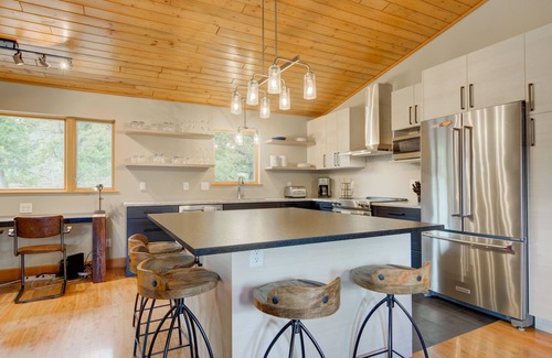 Big Sky Condo | MOUNTAIN VIEWS, HOT TUB, POOL, SAUNA! Cozy fireplace, minutes from the slopes!