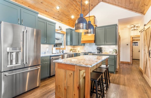 Ellijay House | Mountain Views, Hot Tub, Multiple Fireplaces, Arcades, 15 mins to DT Ellijay!
