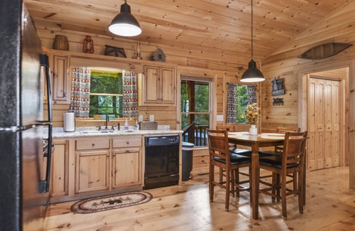 Hidden Lake Cabin | Mountain Views & just mins to City! Wood burning Fireplace, Hot tub, Fire pit