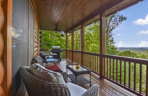 Hidden Lake Cabin | Mountain Views & just mins to City! Wood burning Fireplace, Hot tub, Fire pit