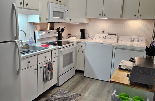 Arthur Apartment | Mountain Views - LMU 1 1/2