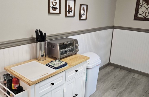 Arthur Apartment | Mountain Views - LMU 1 1/2