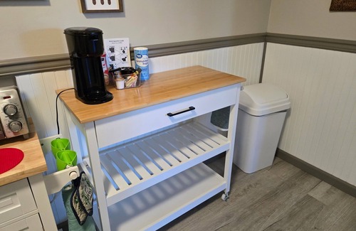 Arthur Apartment | Mountain Views - LMU 1 1/2