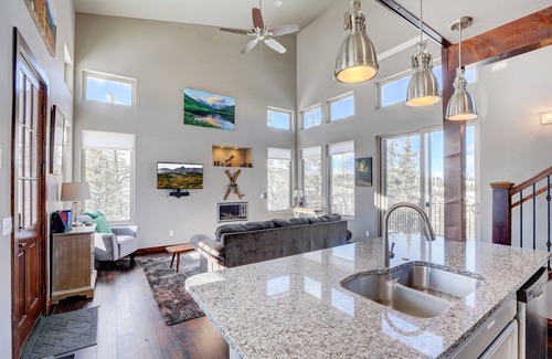 Como Cabin | Mountain Views | Pet-Friendly | Modern Cabin in Como