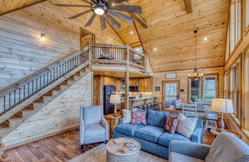 Cherry Log Cabin | Mountain Views | Private | Hot Tub | Firepit