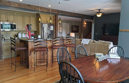 Asheville House | Mountain Views/Quiet/private, 10 minutes to downtown on 12 secluded acres!