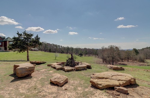Fairfield Bay Cottage | Mountain Views + Shared Pool: Ozarks Family Home