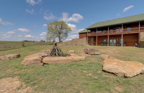 Fairfield Bay Cottage | Mountain Views + Shared Pool: Ozarks Family Home