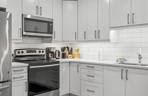 Canmore Apartment | Mountain Views | Spacious 1 Bed | Central Location