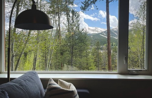 Weisshorn Apartment | Mountain VIEWS, WALK to Town, Modern