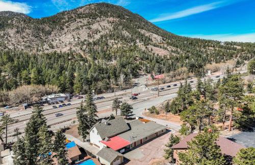 Cascade Apartment | Mountain Villa Scenic Views Hot Tub & Fire Pit