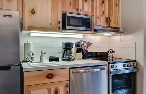 Boyne Falls Condo | Mountain Villa 535J | Walking Distance to Slopes | Community Pool | Remodeled