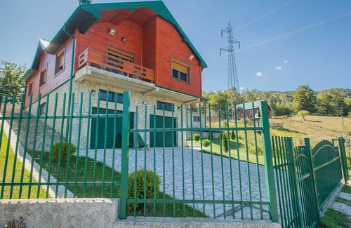 Mojkovac Villa | Mountain Villa Goldilocks with Interior Pool