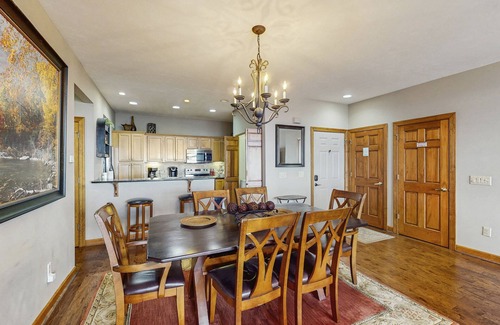 Sugar Mountain Condo | Mountain vista deluxe condo w/updated furnishings, wide views, & stone fireplace