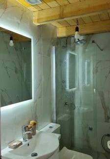 Shale House | Mountain Vista Guesthouse Shkafi