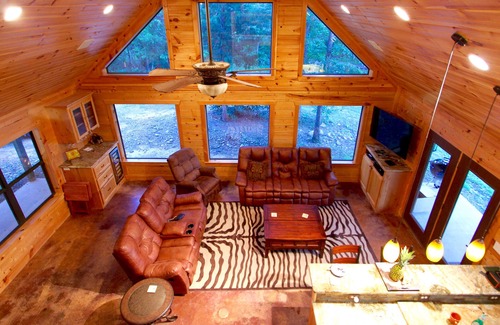Smithville Cabin | Mountain Vista Retreat-Issi is secluded, with sunset views of the Kiamichi Mnts.