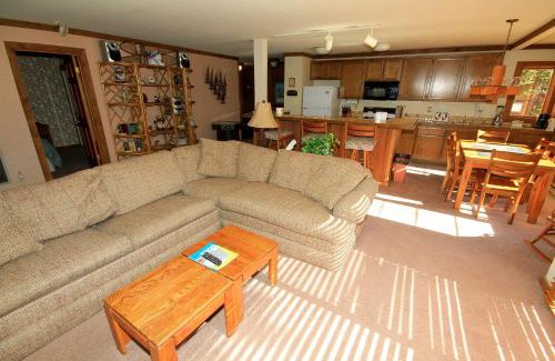 Mammoth Lakes House | Mountainback #60, Corner Unit
