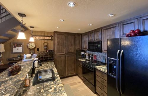 Mammoth Lakes Condo | Mountainback #85, Loft, Den