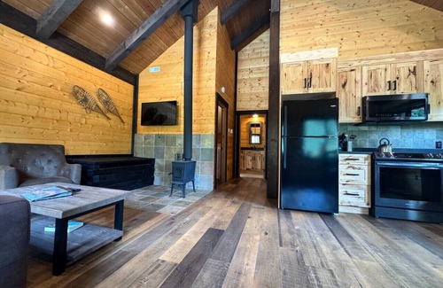 Golden Cabin | Mountaineer Creekside Cabin