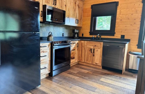 Golden Cabin | Mountaineer Creekside Cabin