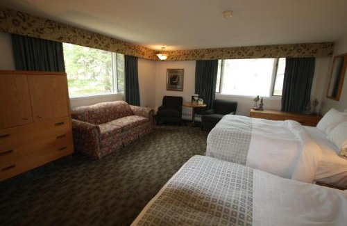 Lake Louise Hotel | Mountaineer Lodge