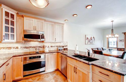 Four O'Clock House | Mountaineer #M-1 - Ski-In/Ski-Out - Private Outdoor Hot Tub