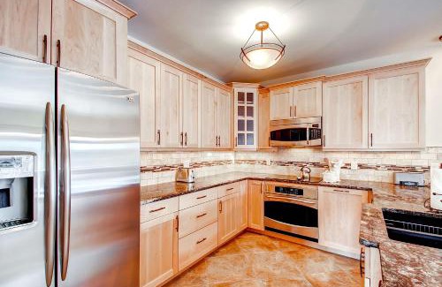 Four O'Clock House | Mountaineer #M-1 - Ski-In/Ski-Out - Private Outdoor Hot Tub