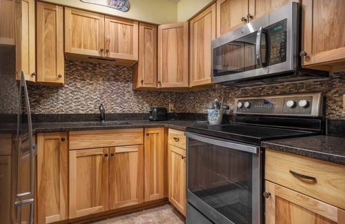 West Dover Apartment | Mountaineer Retreat | Walk to the Lifts @ Mt.Snow!