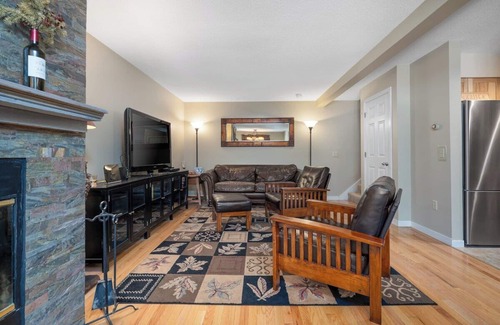 West Dover Apartment | Mountaineer Retreat | Walk to the Lifts @ Mt.Snow!