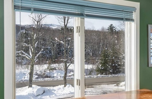 West Dover Apartment | Mountaineer Retreat | Walk to the Lifts @ Mt.Snow!