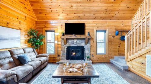 Sevierville House | Mountains are Calling by AvantStay Sleeps 8 Hot Tub Game Loft Located in Douglas Lake Resort