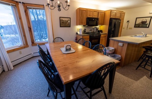 North Troy Condo | Mountains, golf, hikes, tram and waterpark!
