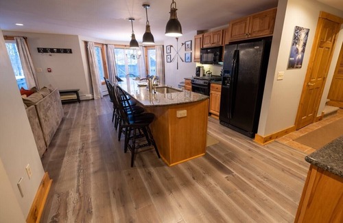 North Troy Condo | Mountains, golf, hikes, tram, waterpark and HOT TUB!