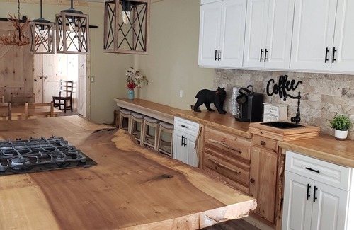 Brownfield House | mountains, near Falling Water, Ohiopyle, hot tub, hiking, caverns, golf close by