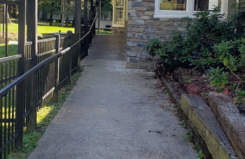 Brownfield House | mountains, near Falling Water, Ohiopyle, hot tub, hiking, caverns, golf close by