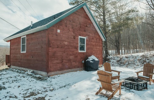 Roxbury Cabin | Mountainscape: Peaceful and Skiing Getaway. Pet-Friendlyn
