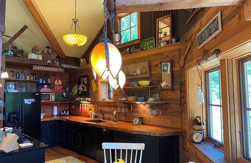 Jackson House | Mountainside Bliss on Black! Hike, Ski, Dine, Music just outside door!