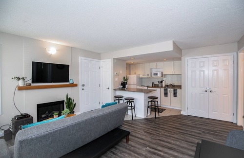 Craigleith Apartment | Mountainside Retreat - Ski in/out - Endless Coffee