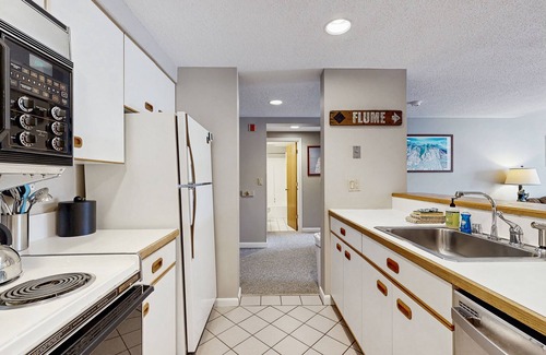 Lincoln Condo | Mountainside condo w/pool & rec room; walk to the ski lifts and downtown!