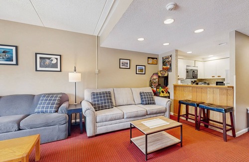 Lincoln Condo | Mountainside condo w/pool & rec room; walk to lifts & town