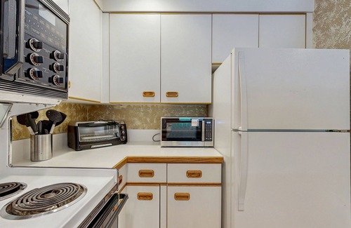 Lincoln Condo | Mountainside condo w/pool & rec room; walk to lifts & town