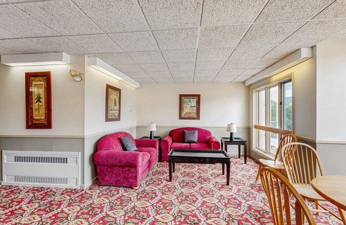 Lincoln Apartment | Mountainside efficiency w/pool & hot tub; walk to lifts & town