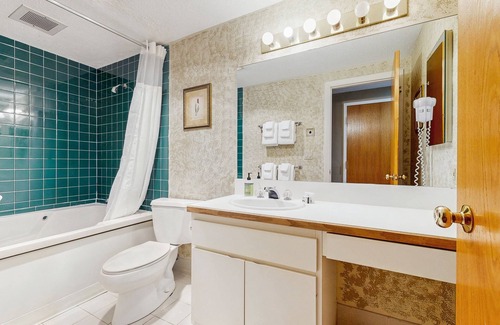 Lincoln Apartment | Mountainside efficiency w/pool & hot tub; walk to lifts & town