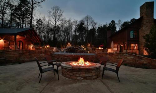 Tennga House | Mountainside Manor l Custom pool & movie theater