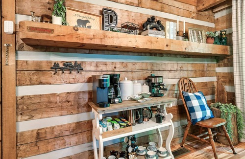 Pigeon Forge Cabin | Mountainside Rustic Log Cabin King & Queen beds Coffee Bar HotTub Pool table