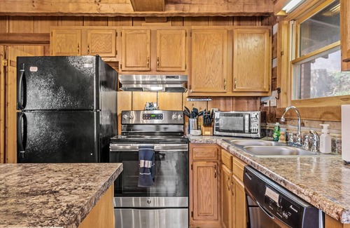 Pigeon Forge Cabin | Mountainside Rustic Log Cabin King & Queen beds Coffee Bar HotTub Pool table