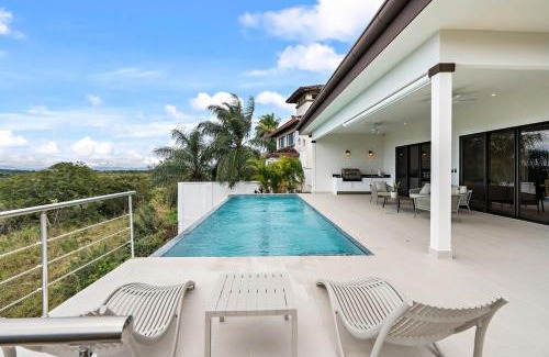 Coco House | Mountaintop 4-Bedroom with Pool Huge Views